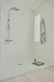 Duschbereich mit transparentem Glas; an der Wand montiertes Duschsystem aus Chrom; Handbrause und Kopfbrause sichtbar; Ideal Standard Produkte auf der Ablage im Duschbereich.